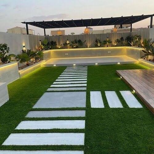 حديقة بممرات حجرية وعشب صناعي