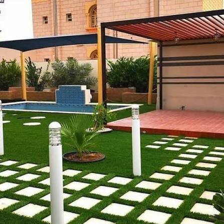 حديقة بمسبح وأعمدة وبيرجولا