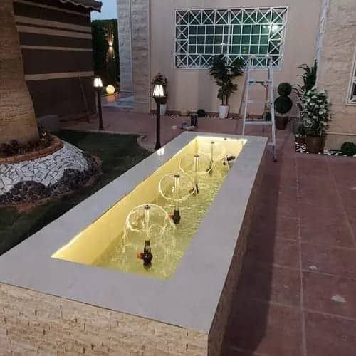 جلسة خارجية ببيرجولا وإضاءة دافئة