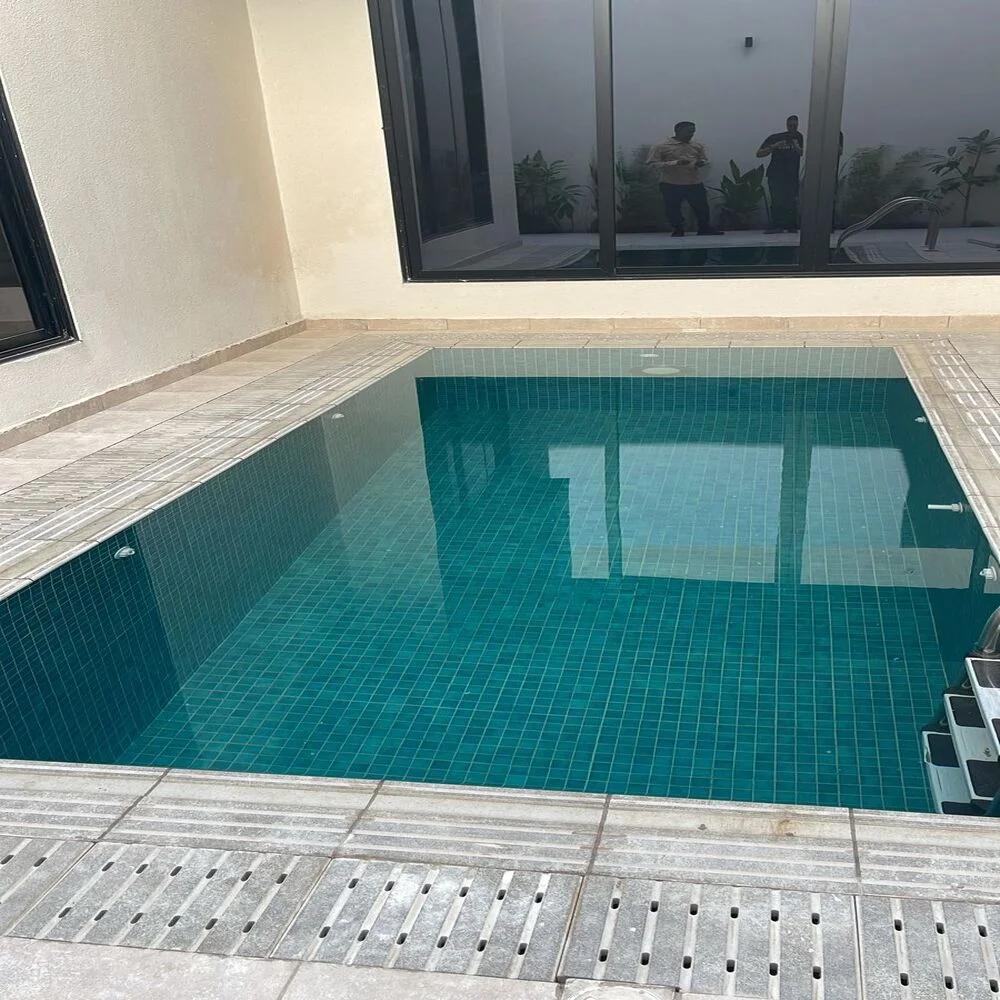 حمام سباحة منزلي مبلط باللون الفيروزي